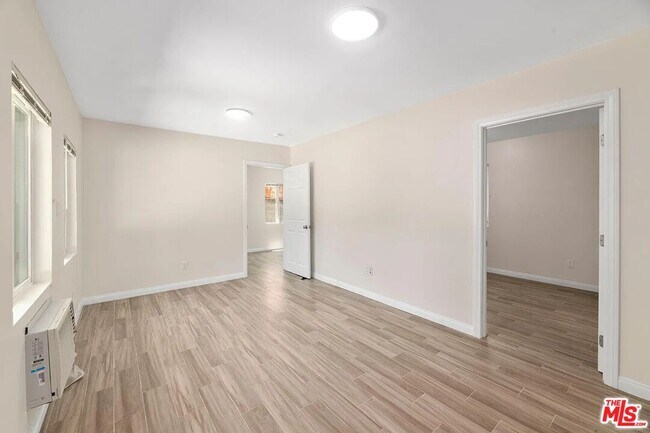 Building Photo - 5249 Satsuma Ave