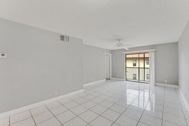 Building Photo - 21915 Lake Forest Cir