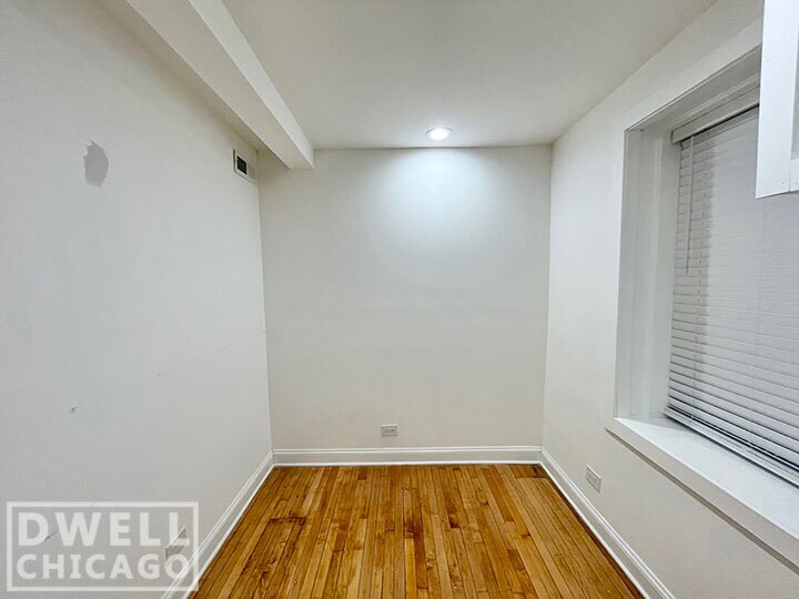 Building Photo - 1851 W Dickens Ave