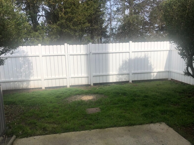 Building Photo - 9105 Kings Canyon Dr