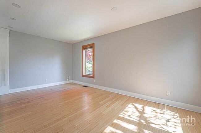 Building Photo - 2819 NE 54th St