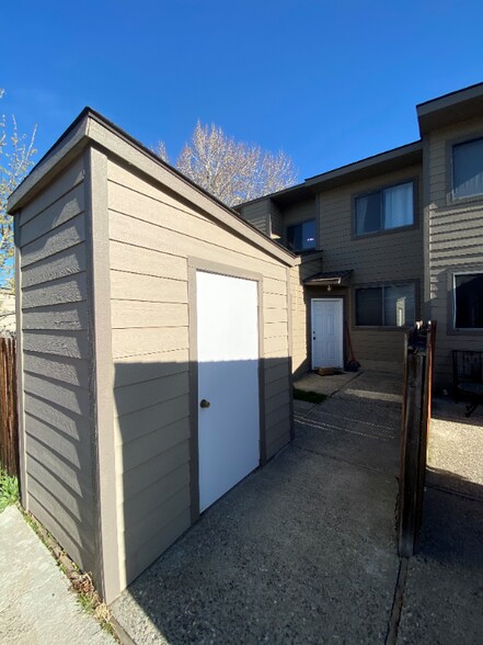 Building Photo - 65 Chestnut Grove Ave