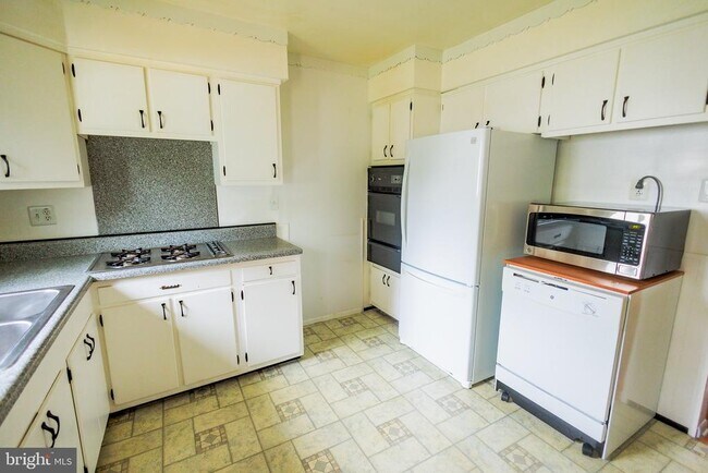 Building Photo - 300 MacClelland Ave