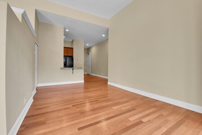 Building Photo - $1,900.00, 1 bed, 1 bath, located in Denve...