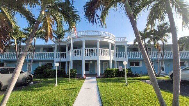 Building Photo - 1100 Pine Dr