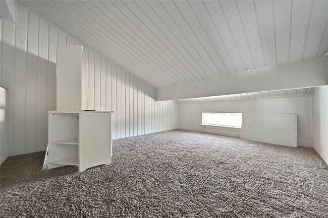 Building Photo - 28 Lakeway St