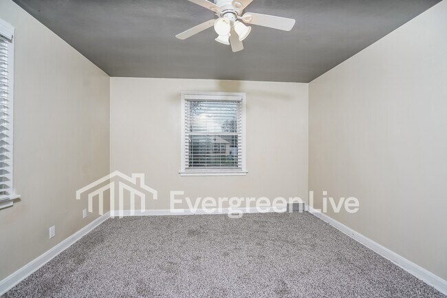 Building Photo - 5125 W Stark St