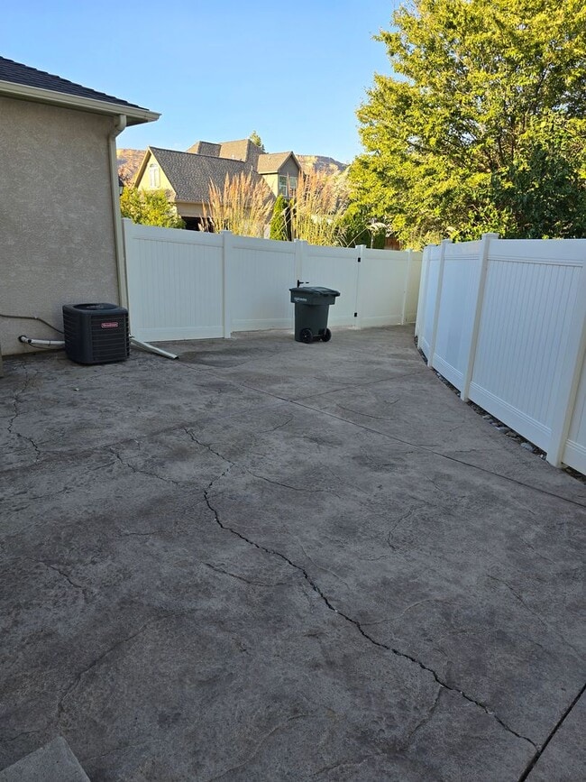 Building Photo - Beautiful 3-Bedroom Home with Scenic Views in the Redlands