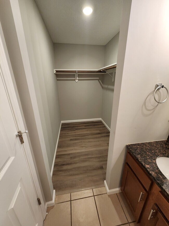 Building Photo - 7110 SW Greenview Dr