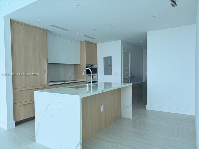 Building Photo - 2411 Laguna Cir