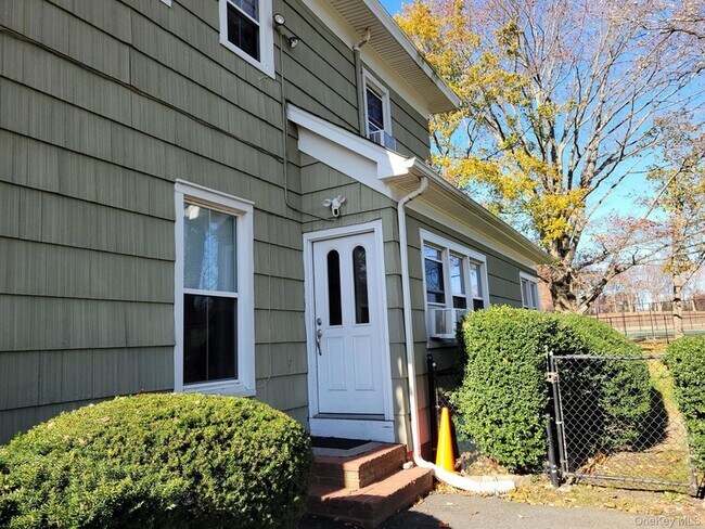 Building Photo - 475 Route 25a Unit UNIT B