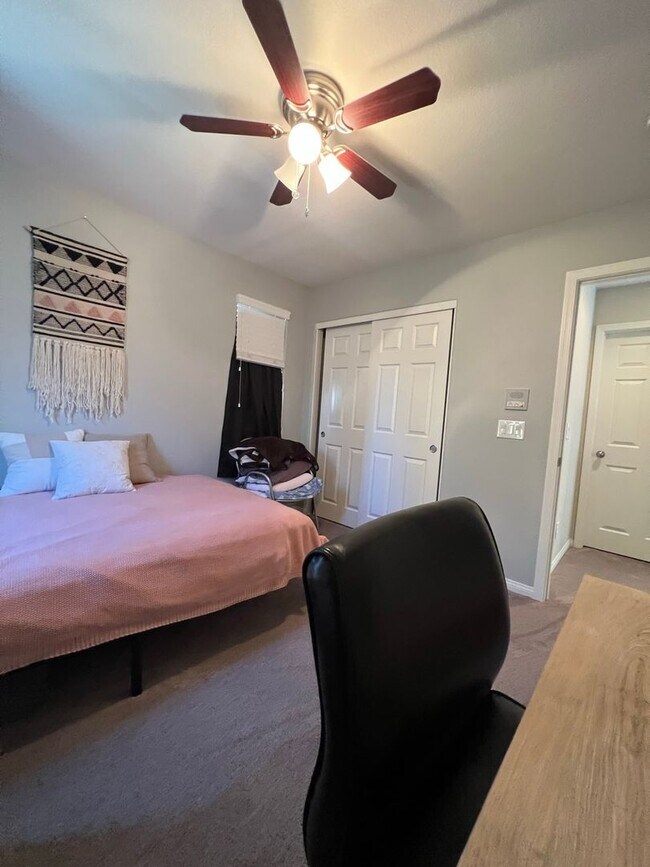 Building Photo - ABSOLUTELY AMAZING! Large 4 bedroom 2 stor...