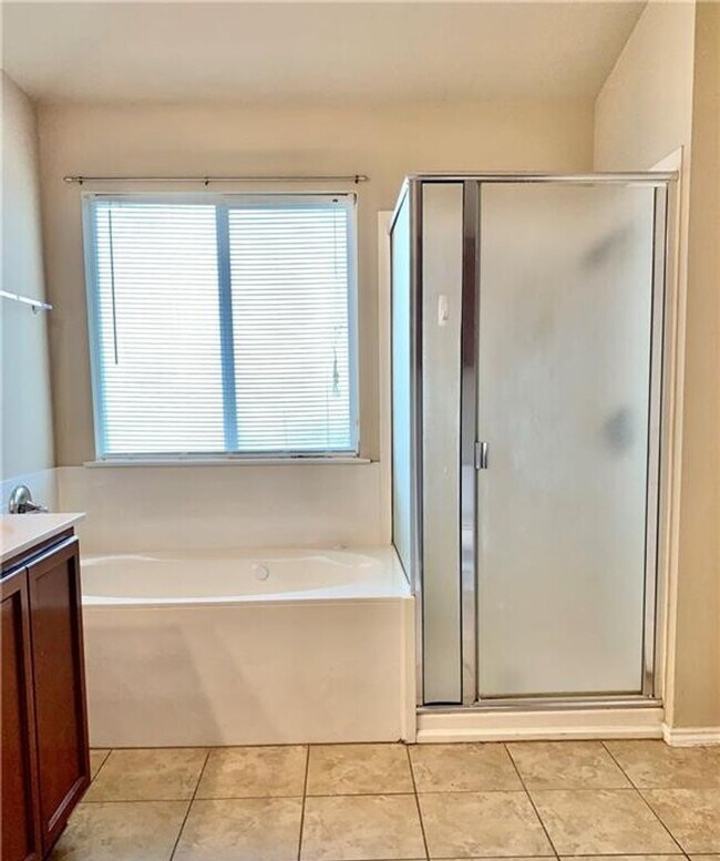 Building Photo - CUTE 4-bedroom 2-bathroom house HOUSING ACCEPTED!