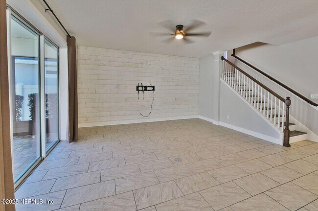 Building Photo - 135 Park Lake Dr