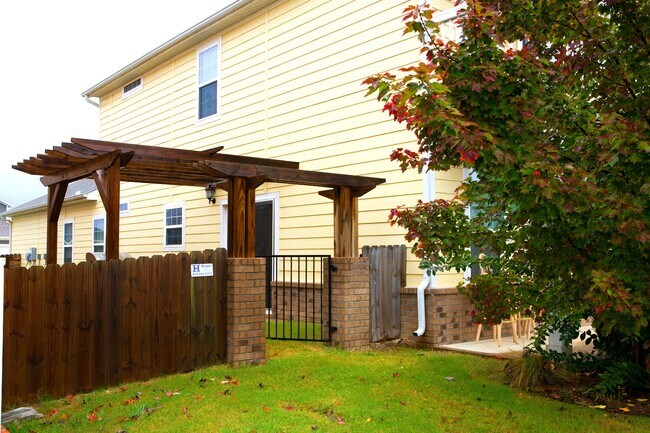 Building Photo - *HALF MONTH FREE FOR NOVEMBER MOVE-IN* Ava...