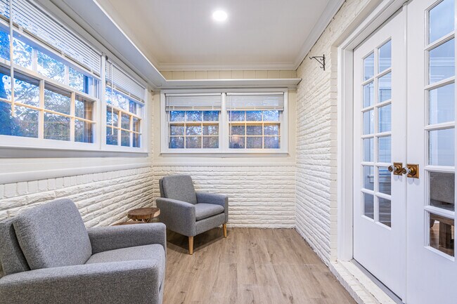 Building Photo - 702 Chambers Dr NE