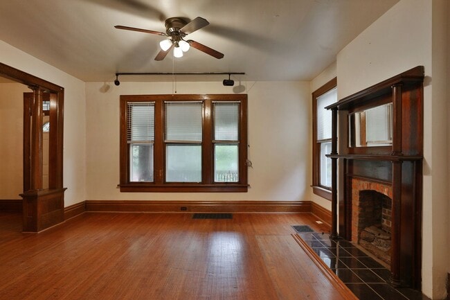 Building Photo - 2403 Summit St