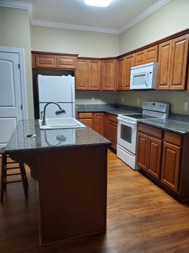 Building Photo - City of Maryville 37801 - 2 Bedrooms, 2 Bath Condo - Contact Karen Robertson (865) 454-7626