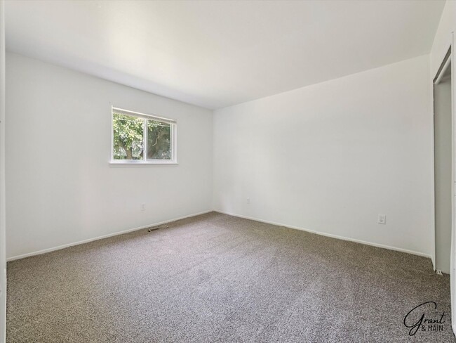 Building Photo - $1400 3 bedroom ranch