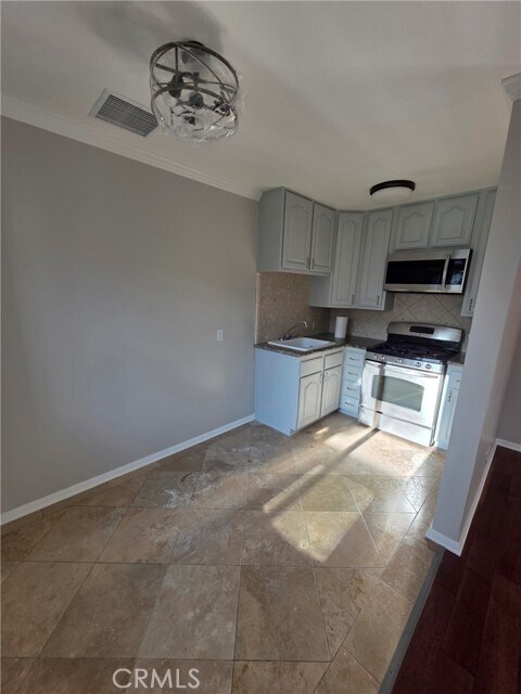 Building Photo - 208 W 90th St