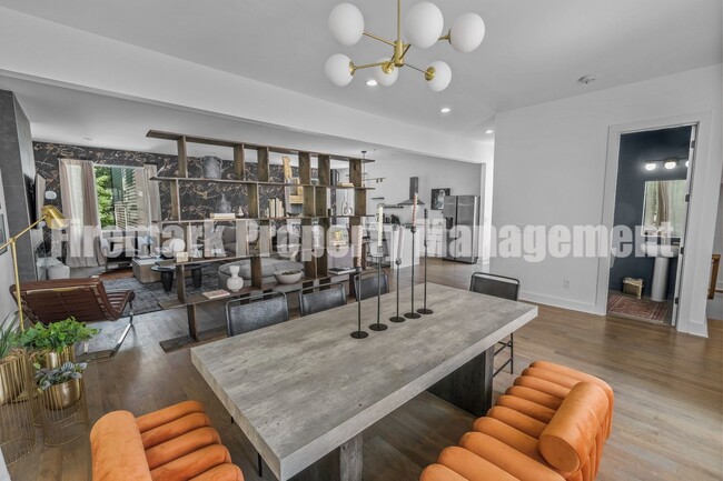 Building Photo - Fully Furnished 5 Bed, 3.5 Bath Located In...