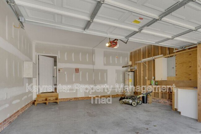 Building Photo - 3391 Valley Crossing Dr