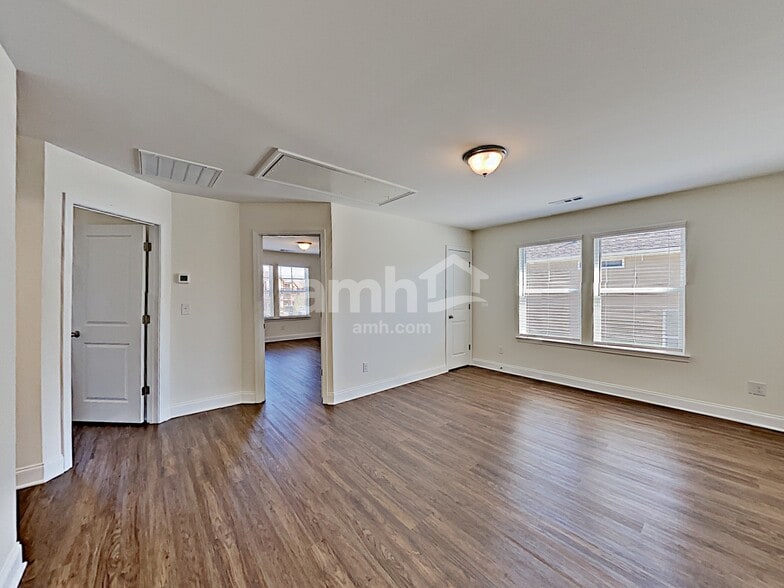 Building Photo - 5121 Jack Byrnes Dr