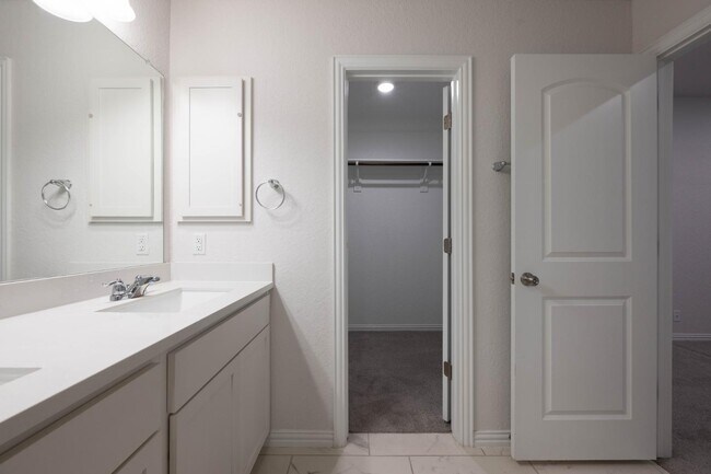 Building Photo - 2089 Egret Ave