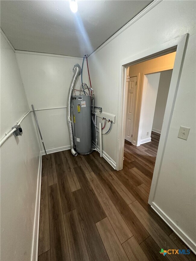 Building Photo - 1204 E Warren Ave