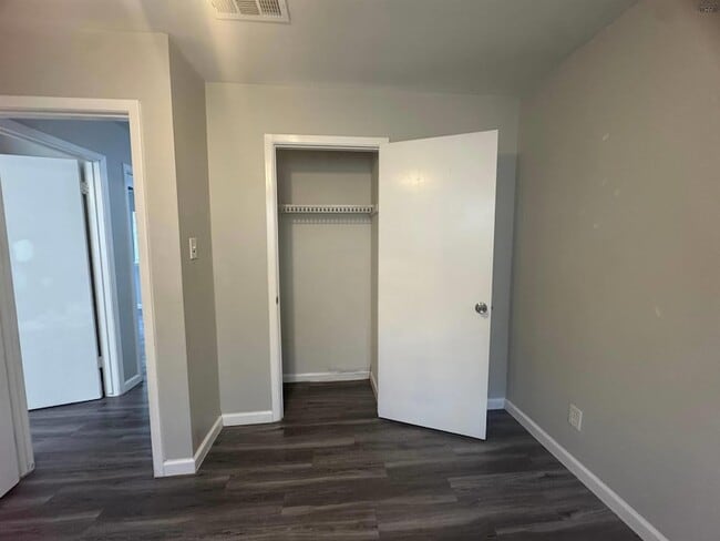 Building Photo - 204 W Garden Dr