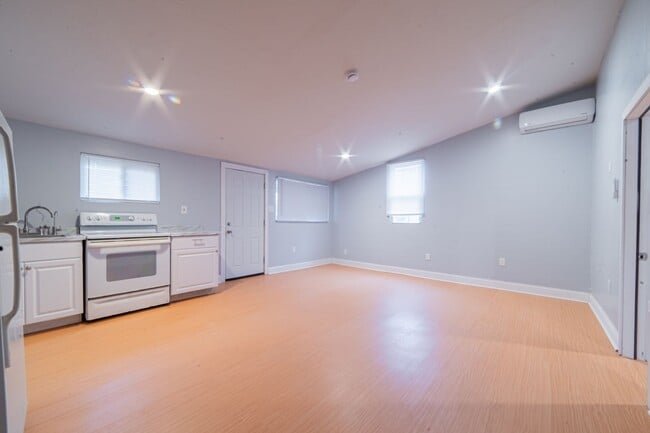 Building Photo - Cozy Bungalow