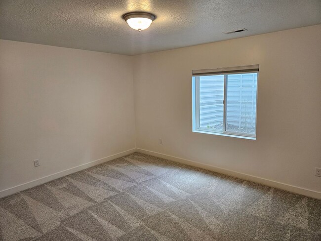 Building Photo - Amazing 4 Bed, 3.5 Daybreak Home with Office
