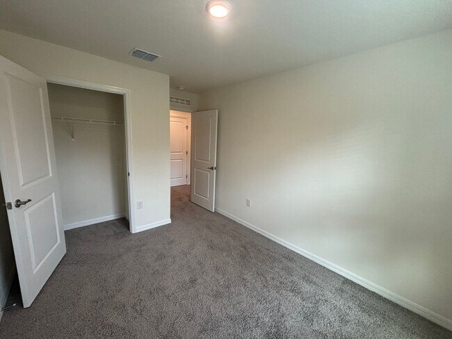 Building Photo - Amazing Location! Town House with Garage I...