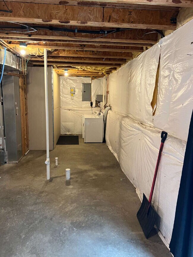 Building Photo - Split foyer home in Lancaster Gate with 3 bedrooms and 1 bathroom. 2 Bedrooms and Bathroom Upstai...