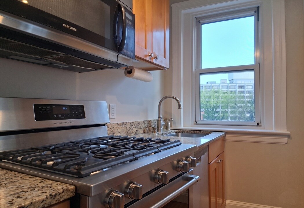 Building Photo - 1954 Columbia Rd NW