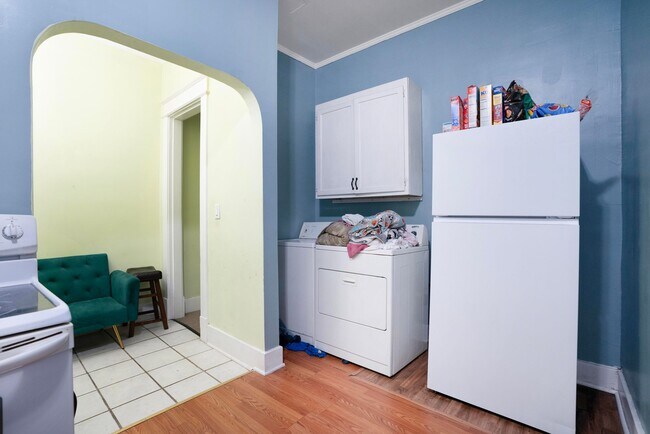 Building Photo - Charming Historic 2BR Apartment with Garag...