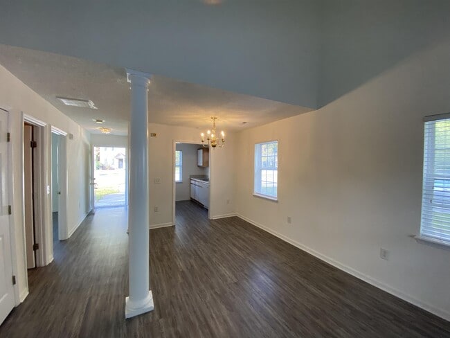 Building Photo - 107 Stratford Rd