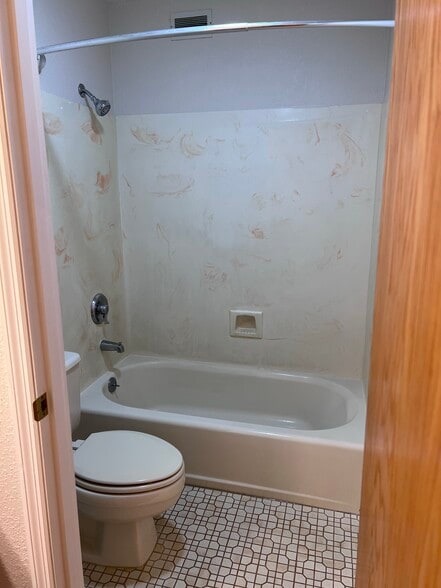 Building Photo - 5536 Glenridge Way