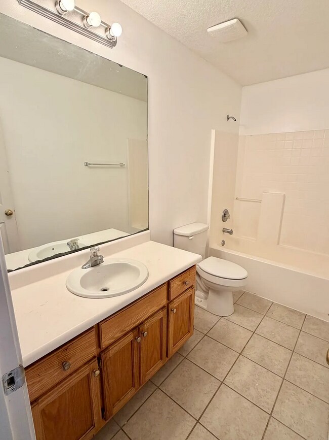 Building Photo - Spacious 5-bedroom, 3-bath home!