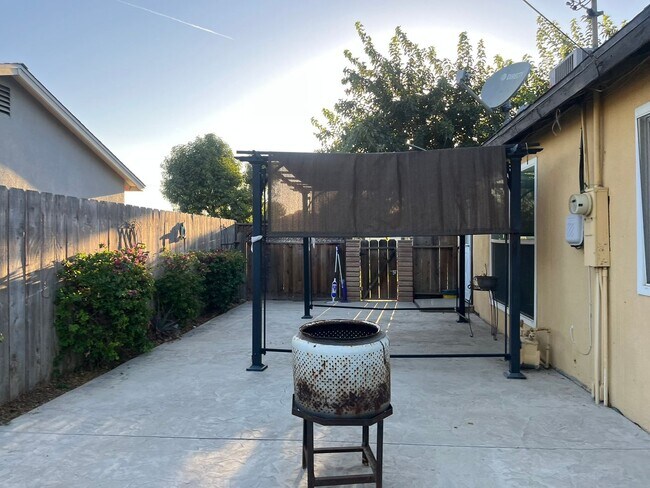 Building Photo - 105 Lombardy Ln