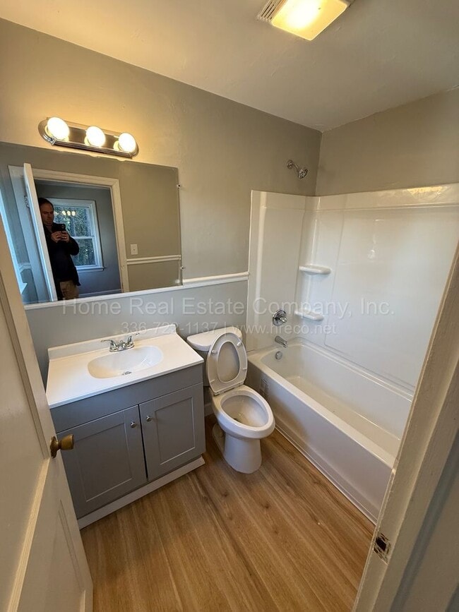 Building Photo - 422 Gregory St SW