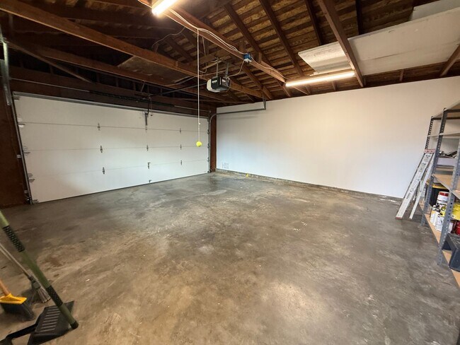 Building Photo - 1115 Balour Dr