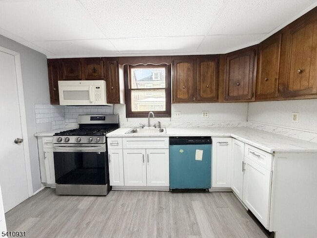 Building Photo - 65 Davis St