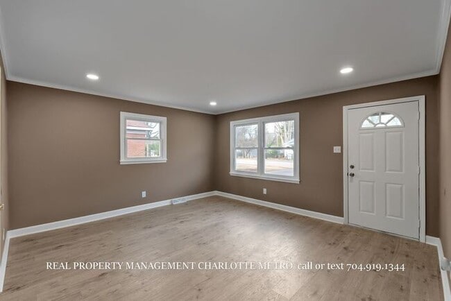 Building Photo - A Cozy Rock Hill Retreat Close to It All