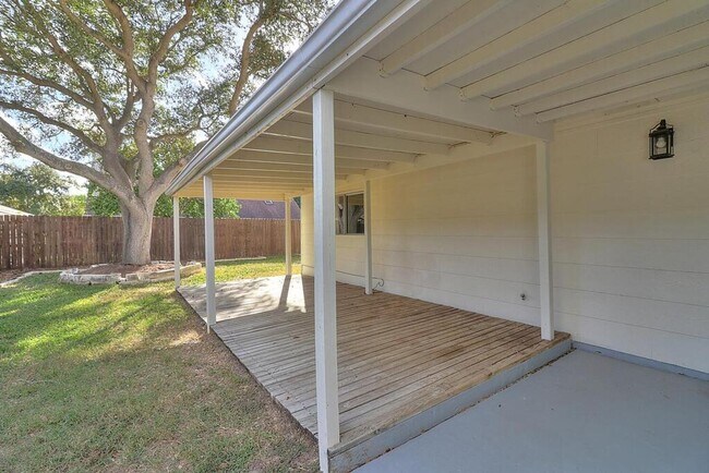 Building Photo - 913 St Timothy St