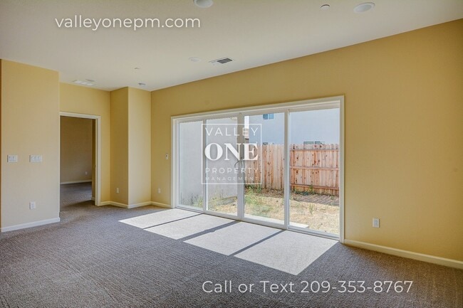 Building Photo - Large Single-Story 4 Bedroom Home in Patterson--has SOLAR!
