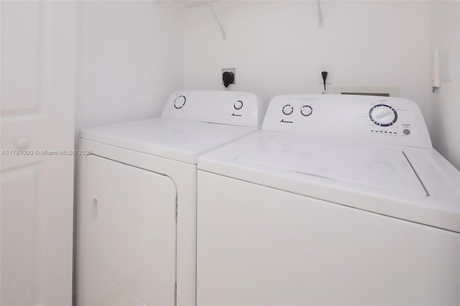 Building Photo - 1155 Brickell Bay Dr