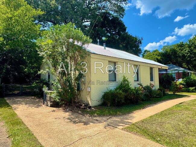 Building Photo - 208 Bradley Dr