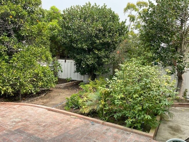 Building Photo - Welcome to this beautiful 4 bedroom home in the highly desirable "Port Streets" of Newport Beach