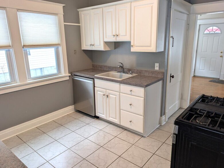 Building Photo - 81 Church St